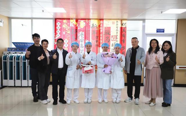 鲜花赠巾帼 温情暖人心 佛冈人医开展“三八”国际妇女节慰问活动