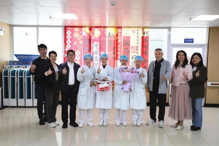 鲜花赠巾帼 温情暖人心 佛冈人医开展“三八”国际妇女节慰问活动